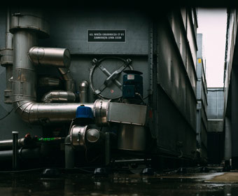 通过式清理抛丸机的工作原理